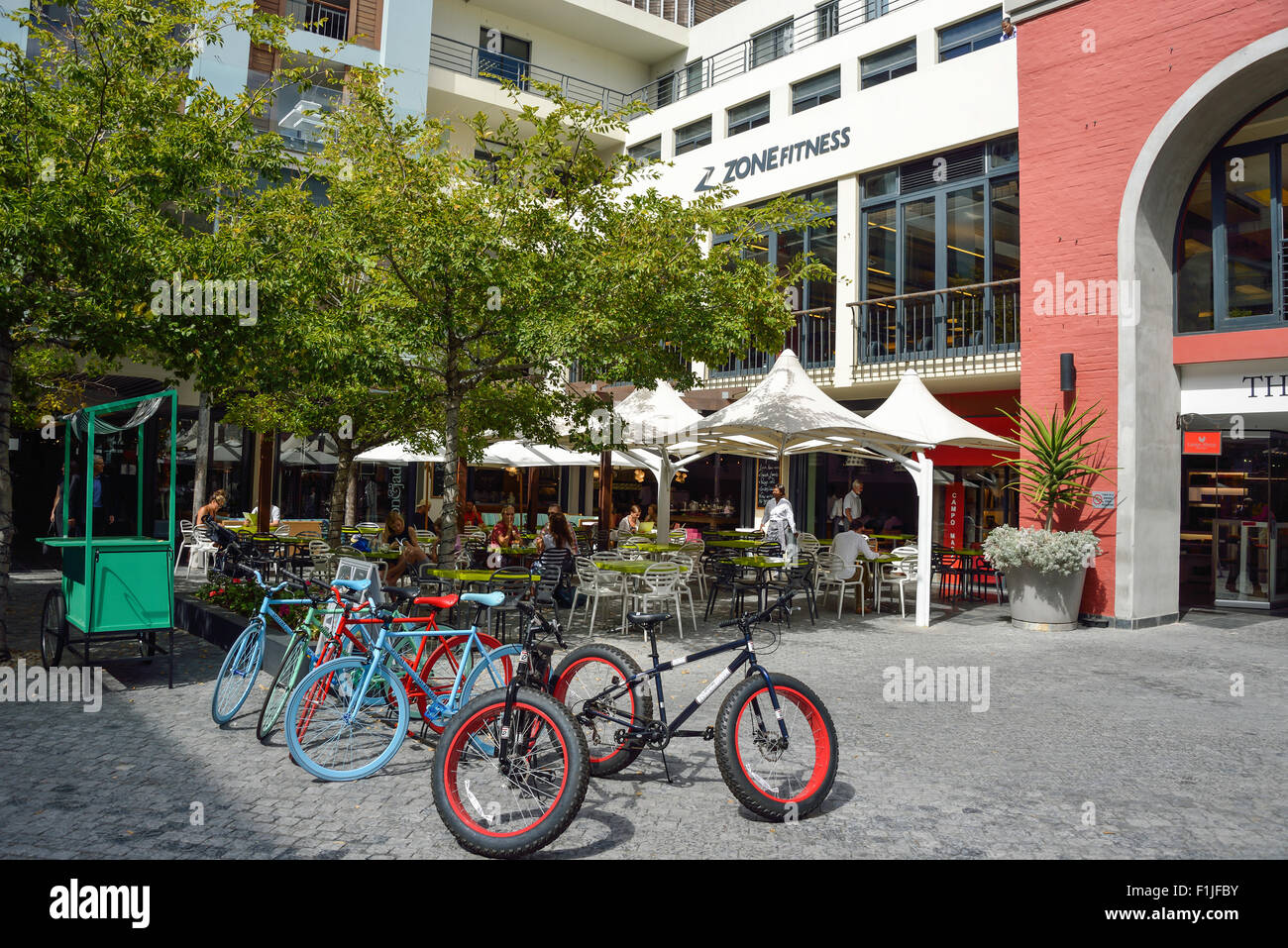 Il cortile a Cape Quarter Shopping Centre, Somerset Road, Città del Capo, Provincia del Capo occidentale, Repubblica del Sud Africa Foto Stock