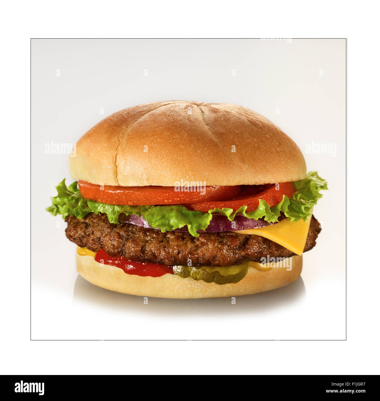 Close-up di un cheeseburger con le opere Foto Stock
