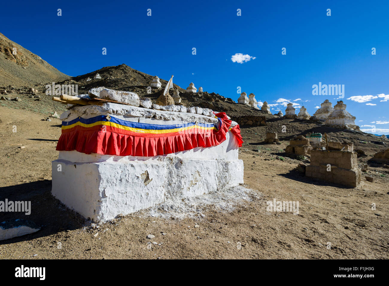 Il cimitero buddista con tombe e chortens sopra la parte vecchia della città, Leh, Jammu e Kashmir India Foto Stock