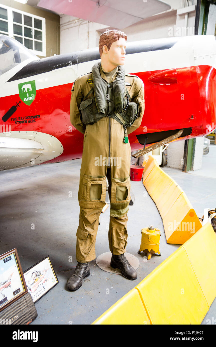 Maschio di manichino vestito negli anni sessanta Royal Air Force, RAF battenti seme con il rosso e bianco trainer aeromobile dietro di lui. Display del museo. Foto Stock