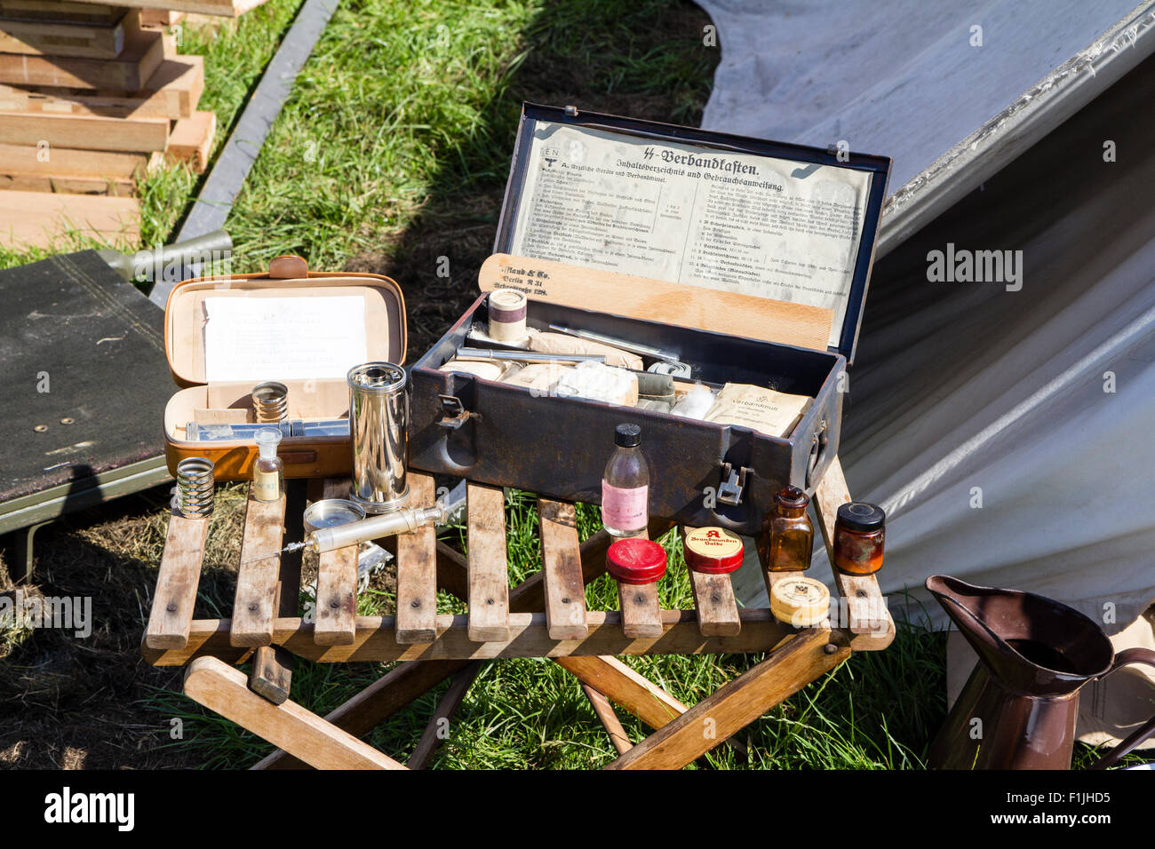 Rievocazione. La seconda guerra mondiale, Tedesco Waffen SS first aid post con forniture mediche previste sulla sedia. Aprire la scatola con bottiglie e la siringa. Foto Stock