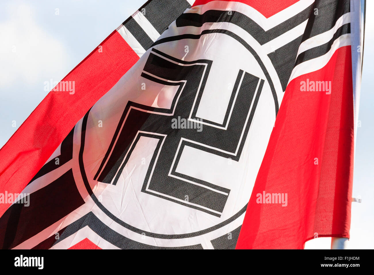 Seconda guerra mondiale esercito tedesco, la Wehrmacht, Nazi svastica bandiera che fluttua nel vento. In prossimità della parte centrale della bandiera, la inanellato swastika. Foto Stock