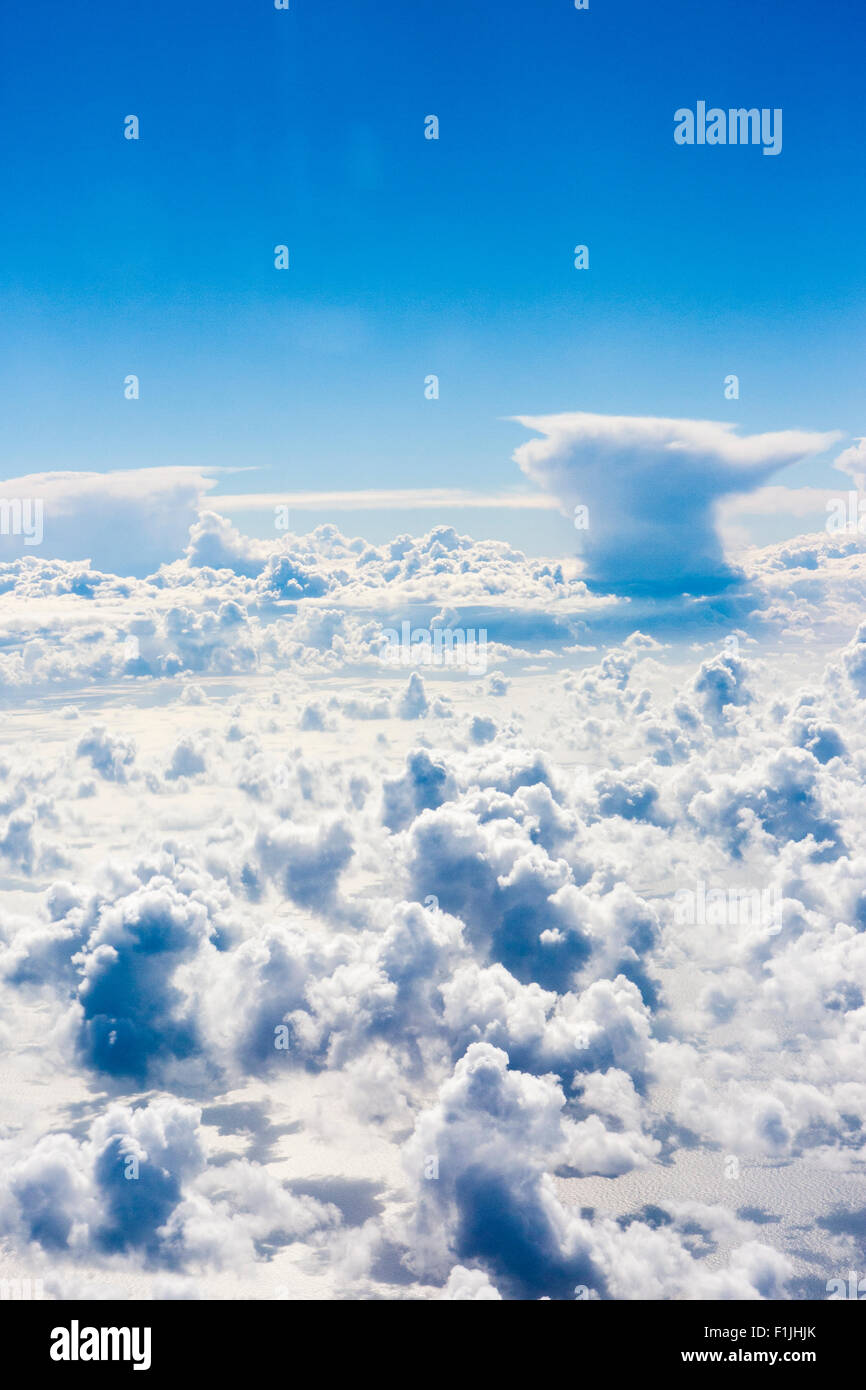 Cumulus nuvole visto da sopra il canale della Manica. Direzionale difficili la luce del sole sulle nubi con cielo azzurro sopra. Foto Stock