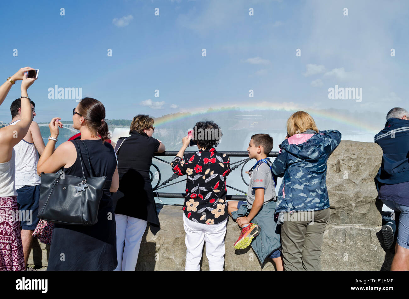 I turisti scattare foto delle cascate Horseshoe (Canada) e rainbow in Niagara Falls Ontario Canada Foto Stock
