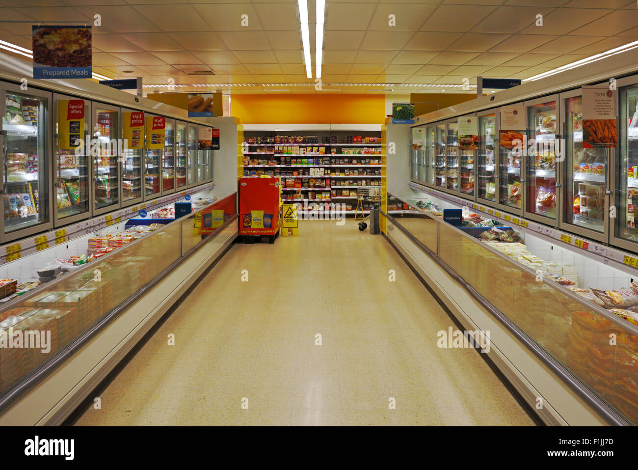 Un corridoio in alimenti surgelati sezione di un supermercato Tesco. Foto Stock