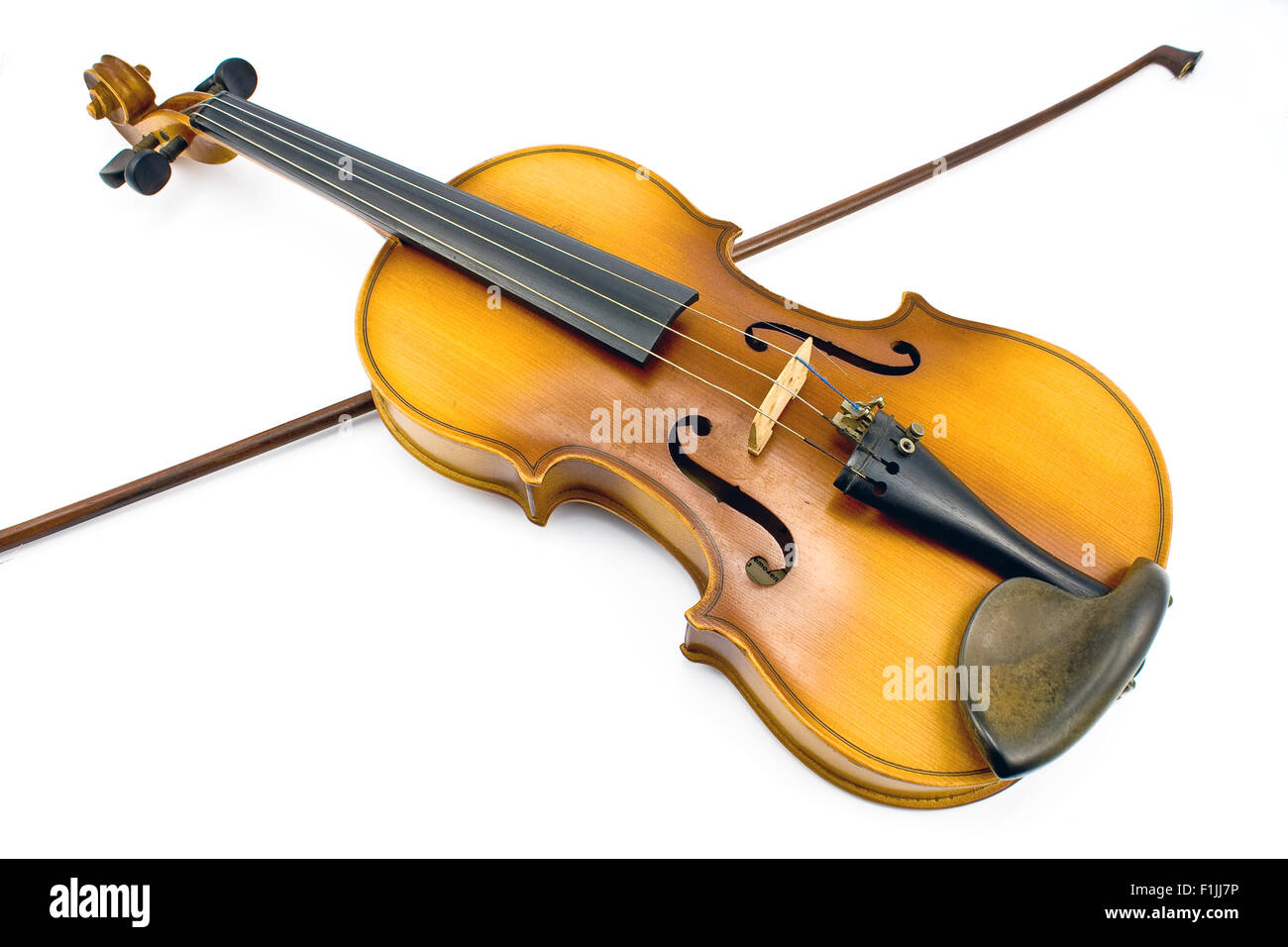 Vecchio violino con arco isolato su bianco Foto Stock