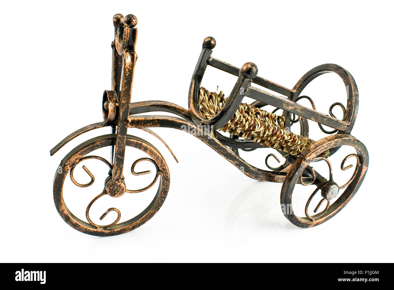 Vino rustico cremagliera nella forma di un triciclo isolato su bianco Foto Stock