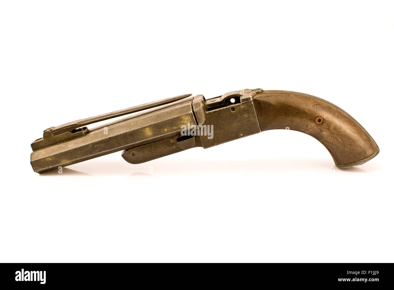 Vecchia pistola con attacco a baionetta isolato su bianco Foto Stock