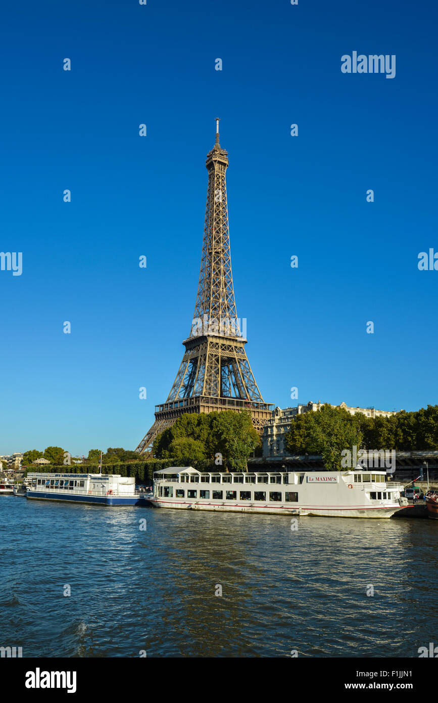 Torre Eiffel Seine con traghetti passeggeri, Parigi, Francia Foto Stock