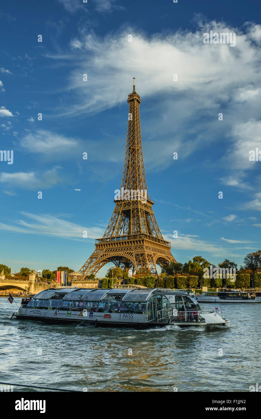 Torre Eiffel con traghetti passeggeri Bateaux Mouches sulla Senna, Parigi, Francia Foto Stock