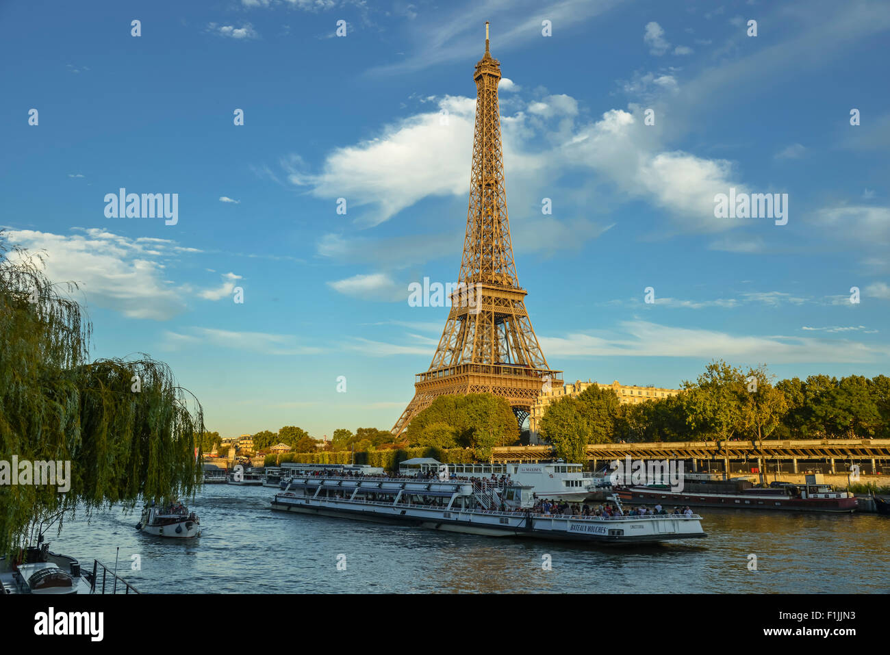 Torre Eiffel con traghetti passeggeri Bateaux Mouches sulla Senna, Parigi, Francia Foto Stock