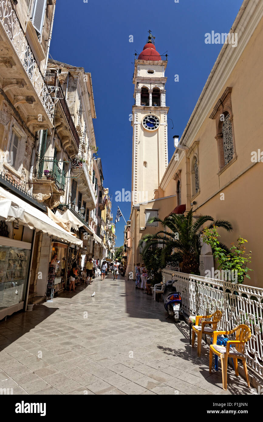 Vicolo stretto e campanile di San Spiridione Chiesa, centro storico, città di Corfù, Patrimonio Mondiale dell Unesco Foto Stock