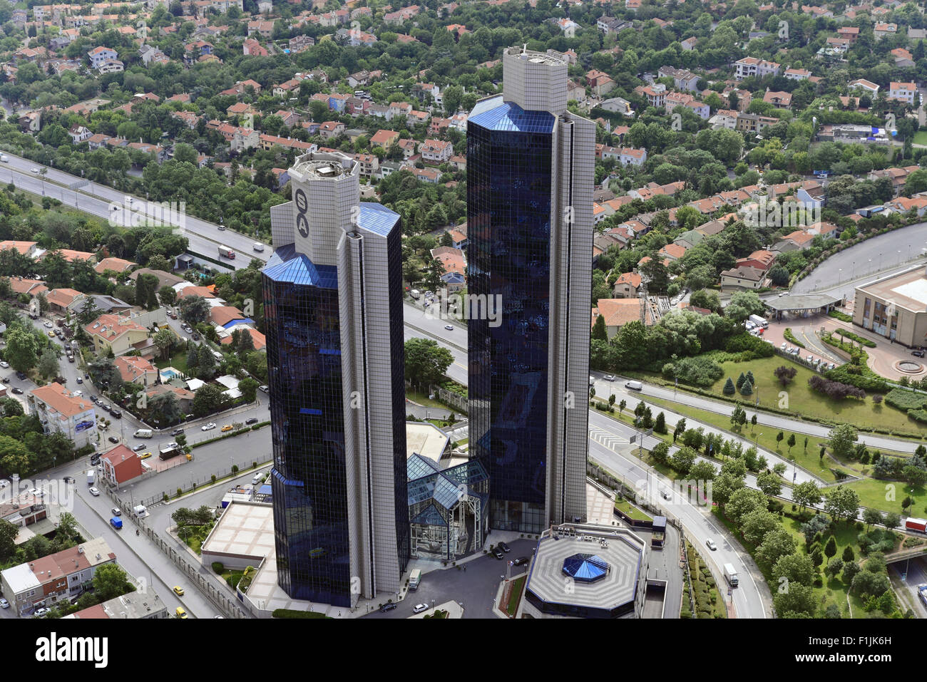 Vista da Istanbul Sapphire per le torri di Sabanci Center, Beşiktaş, parte europea di Istanbul, Turchia Foto Stock