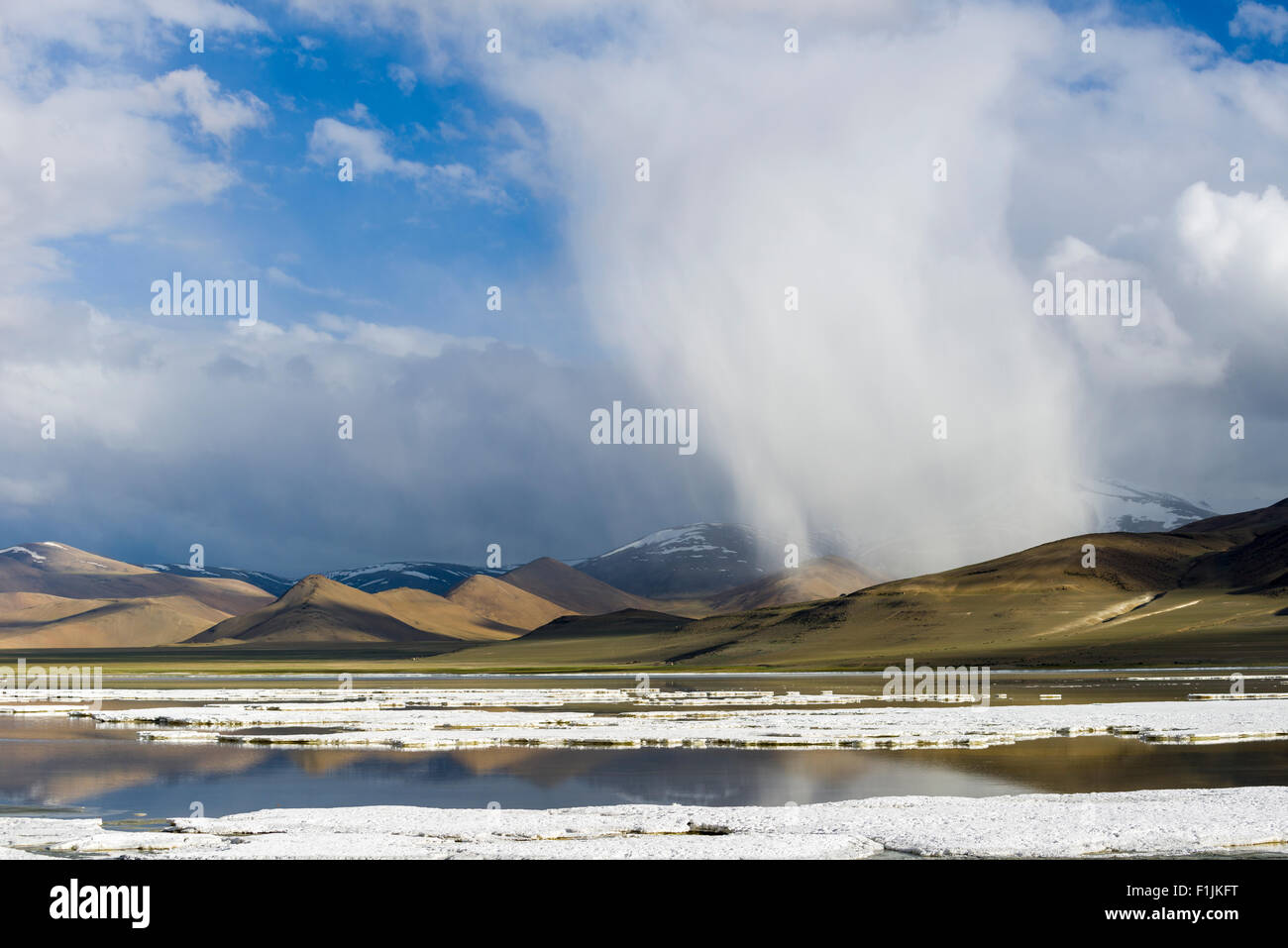 Strati di sale, paesaggio arido e nuvole scure a Tso Kar, una fluttuazione di Salt Lake, 4,530 m, area Changtang, Thukje Foto Stock