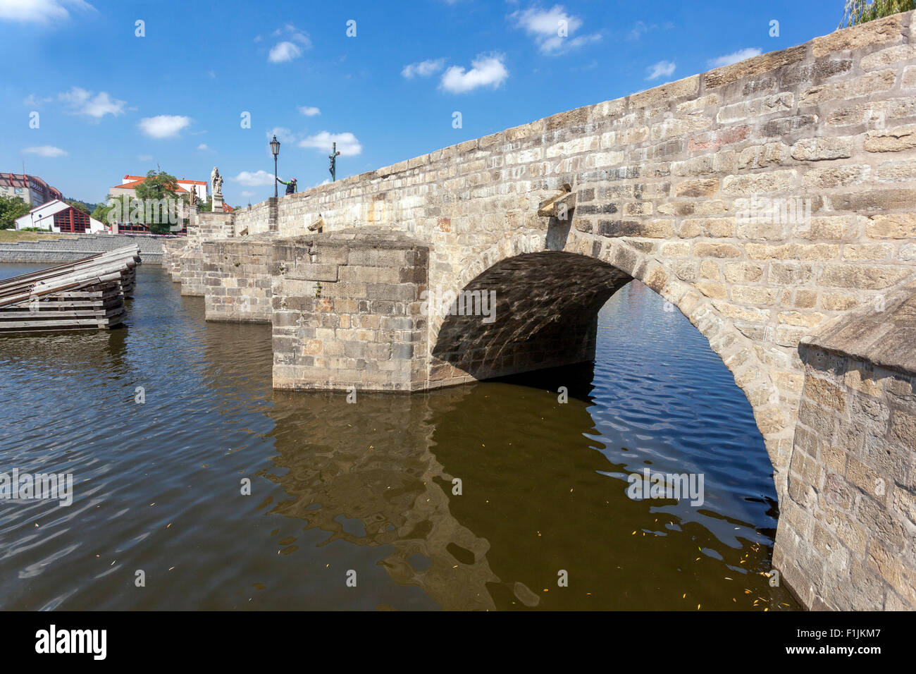 Il più antico ponte ceco, Pisek Repubblica Ceca, architettura gotica europea Foto Stock