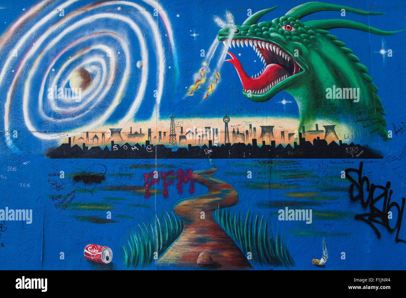 Murale " Berlin bei Nacht' di Yvonne Onischke sulla East Side Gallery su Agosto 8, 2015 a Berlino, Germania. Foto Stock