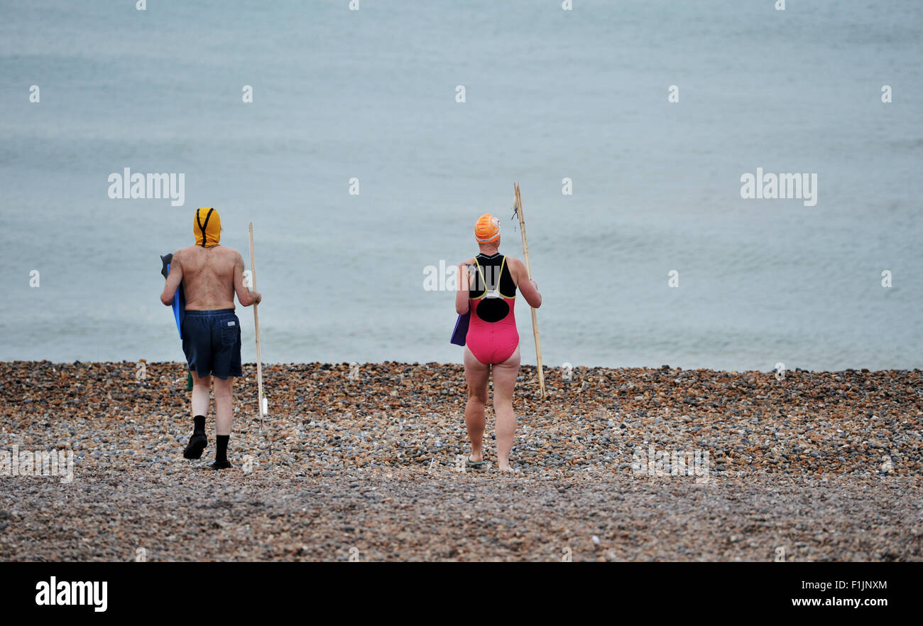 Brighton, Regno Unito. Il 3 settembre 2015. I membri del gruppo Brighton club di nuoto wade in mare dal molo presso 7sto sperando di cattura anche alcuni pesci su una splendida e tranquilla mattina meteo . Foto Stock