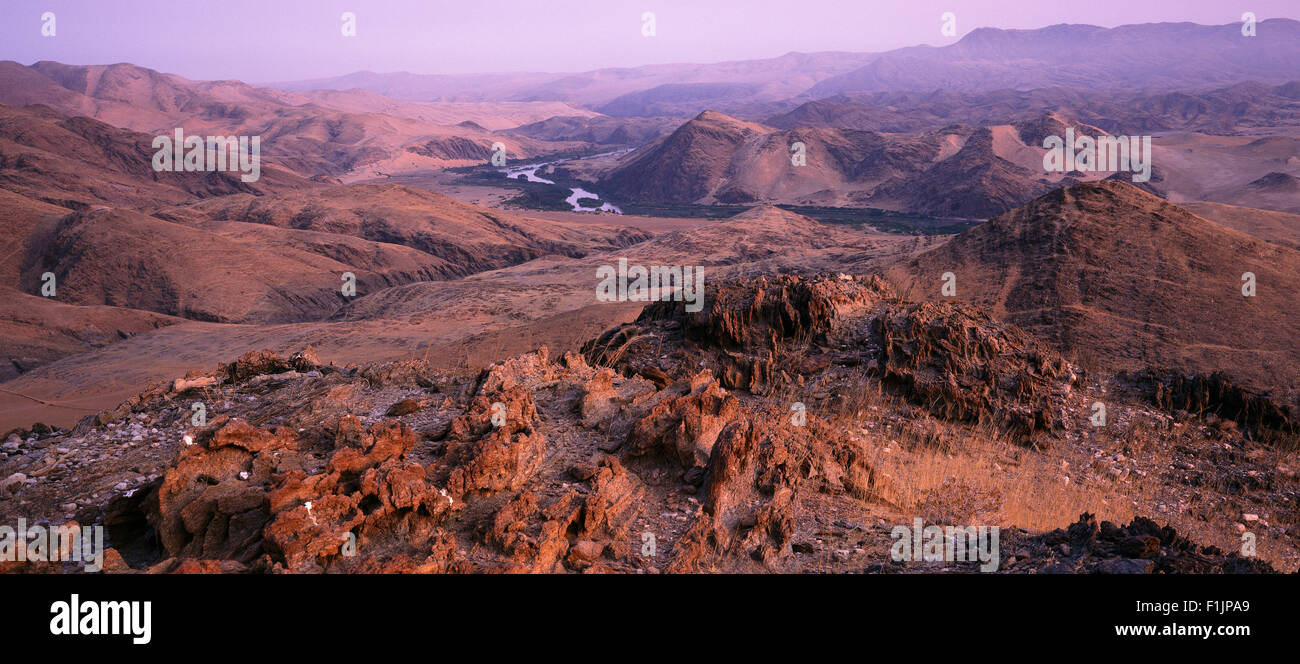 Panoramica del paesaggio e il fiume Kunene, Angola e Namibia, Africa Africa di confine Foto Stock