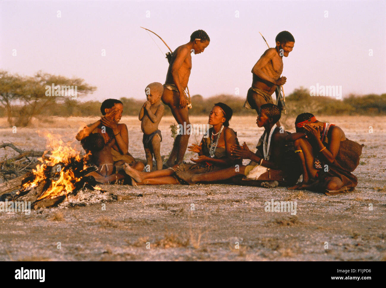 I boscimani di cantare e ballare nel deserto del Kalahari, in Botswana, Africa Foto Stock