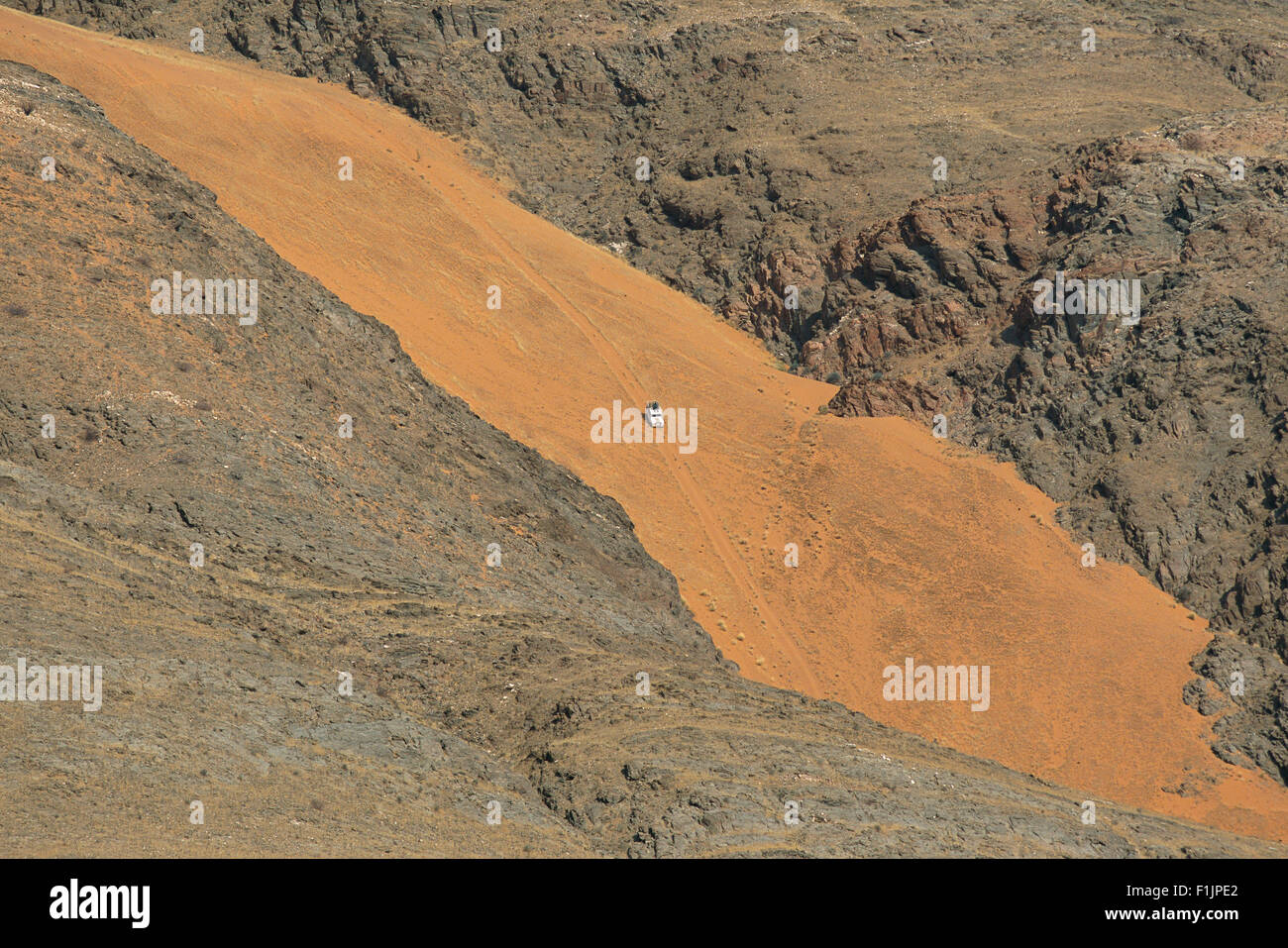 Vista aerea del veicolo di Safari sul fiume Kunene, Namibia, Africa Foto Stock