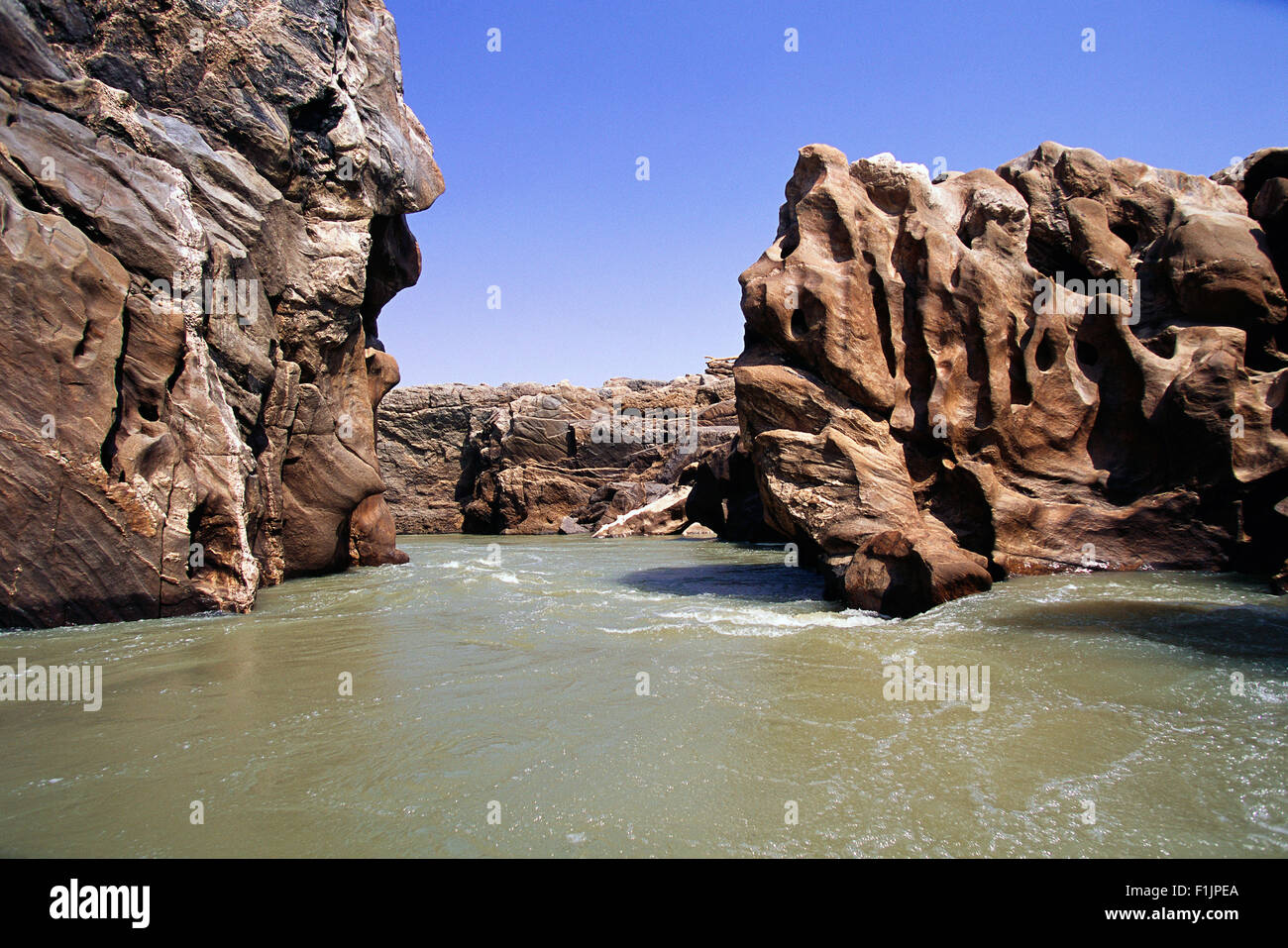 Formazioni rocciose e il fiume Kunene, Namibia, Africa Foto Stock