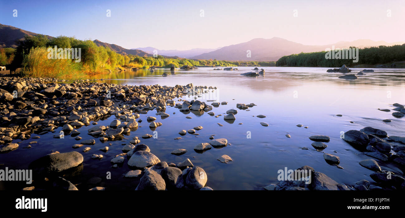 Fiume Orange in Sud Africa di Richtersveld frontiera, Namibia, Africa Foto Stock