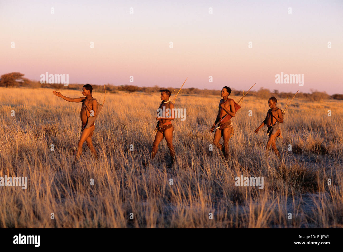 I Boscimani la caccia al crepuscolo, Namibia, Africa Foto Stock