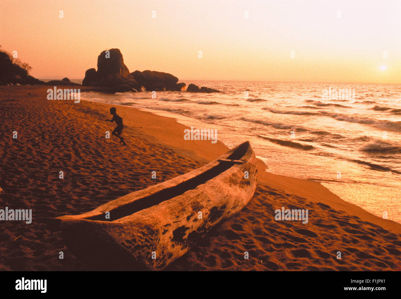 Ragazzo sulla spiaggia al tramonto, Tanzania Africa Foto Stock