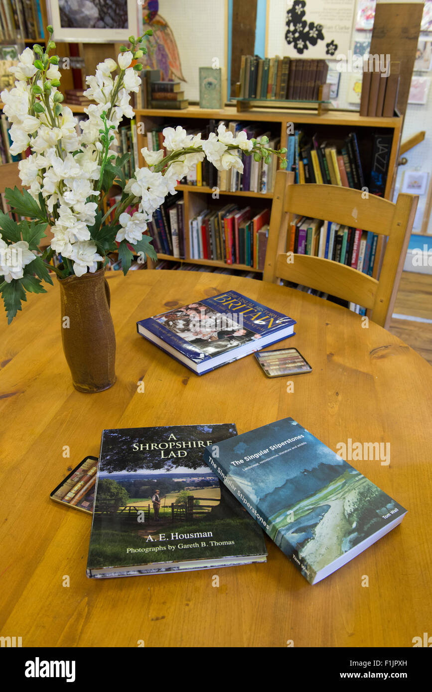 Un tavolo di lettura in Wenlock libri, una pluripremiata libreria indipendente in Much Wenlock, Shropshire, Inghilterra. Foto Stock