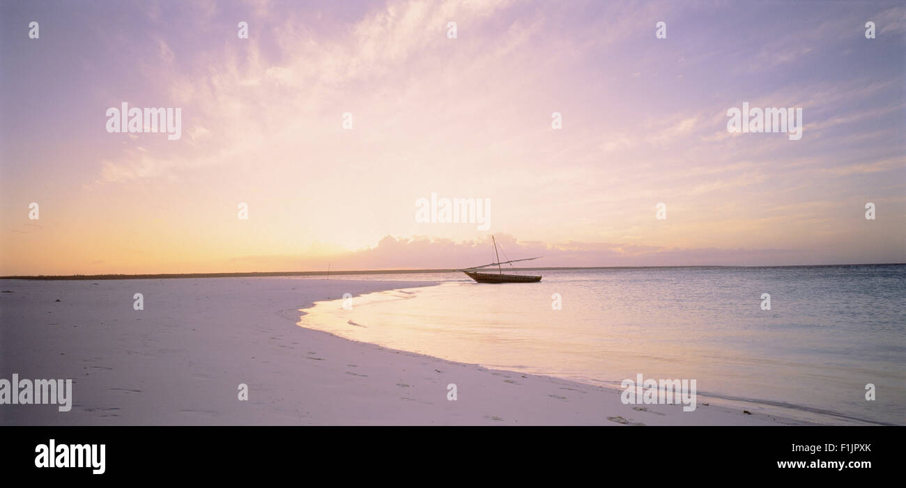 Barca da pesca Nungwe Beach, Zanzibar, Tanzania Africa Foto Stock
