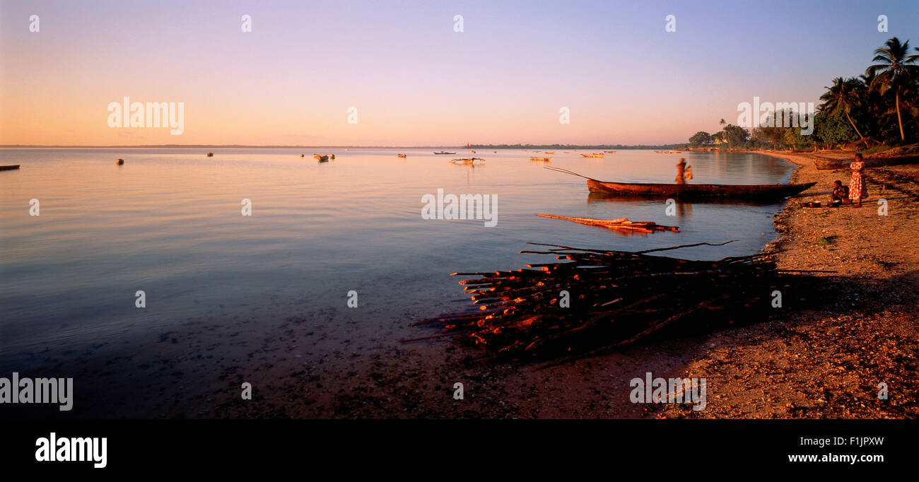 Barca a terra Zanzibar, Tanzania Africa Foto Stock
