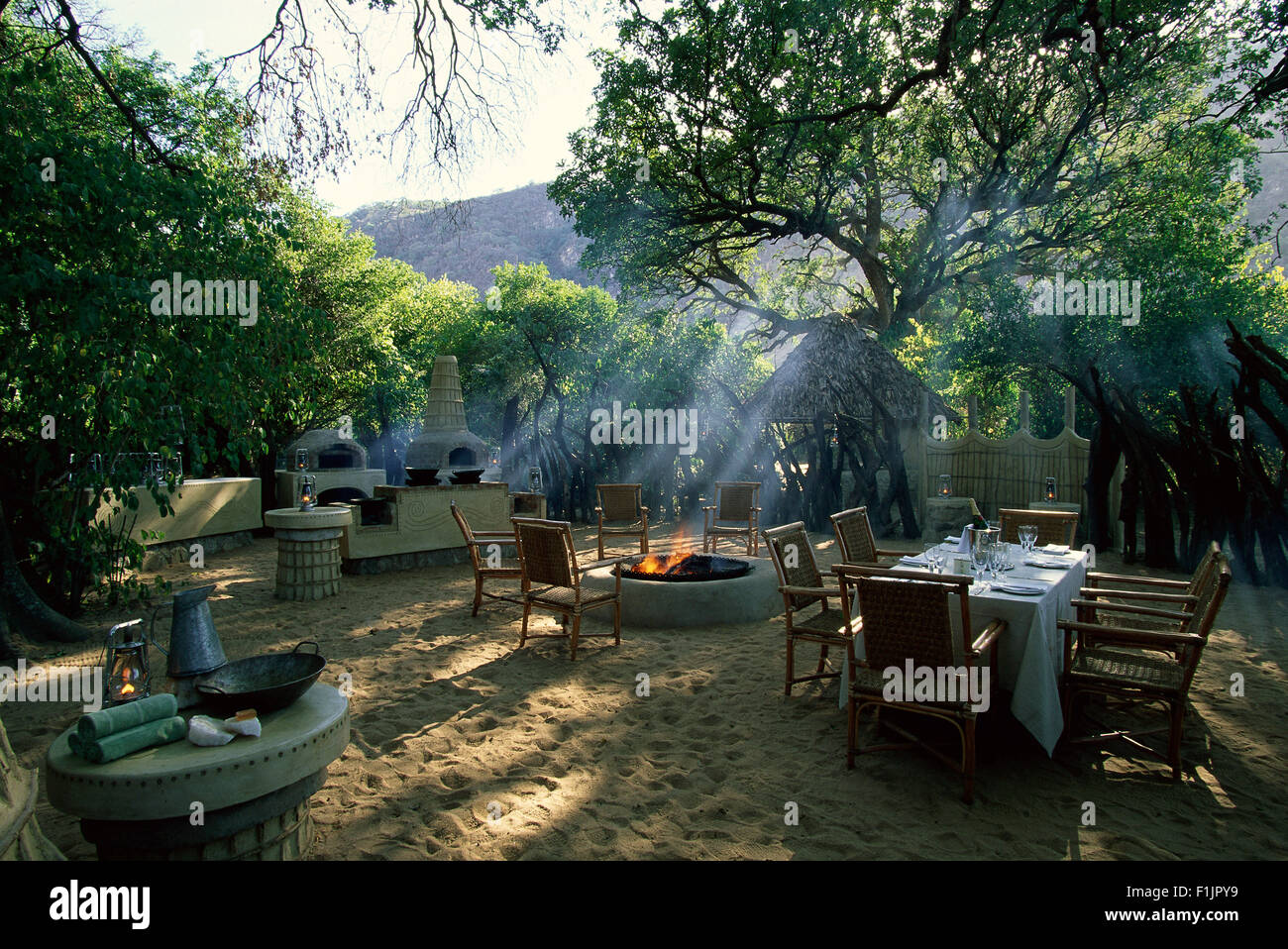 Area pranzo esterna al Lodge Serengeti, Tanzania Africa Foto Stock