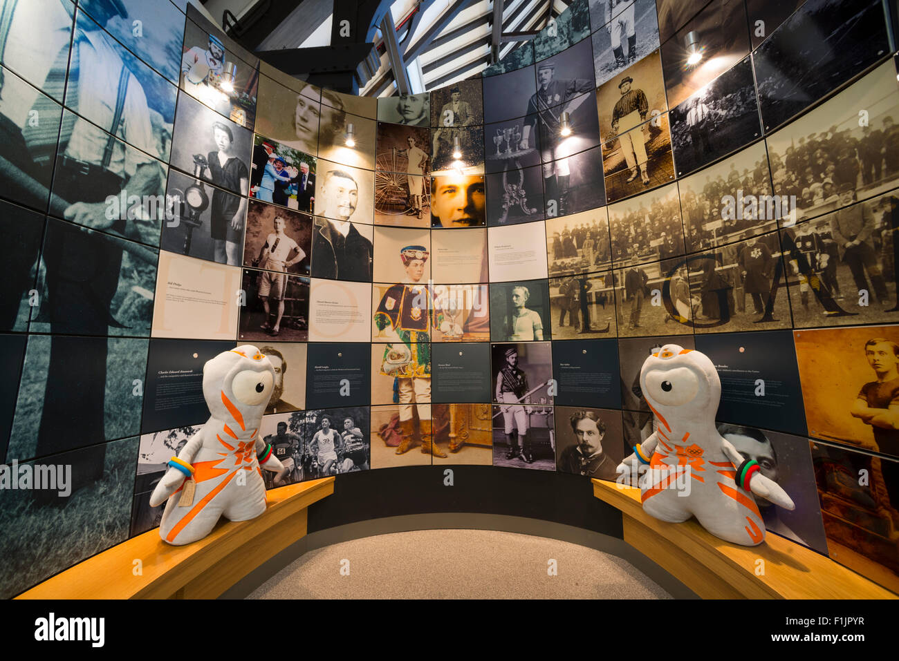 Display olimpico e mascotte Wenlock in Much Wenlock Museum, Shropshire. Foto Stock