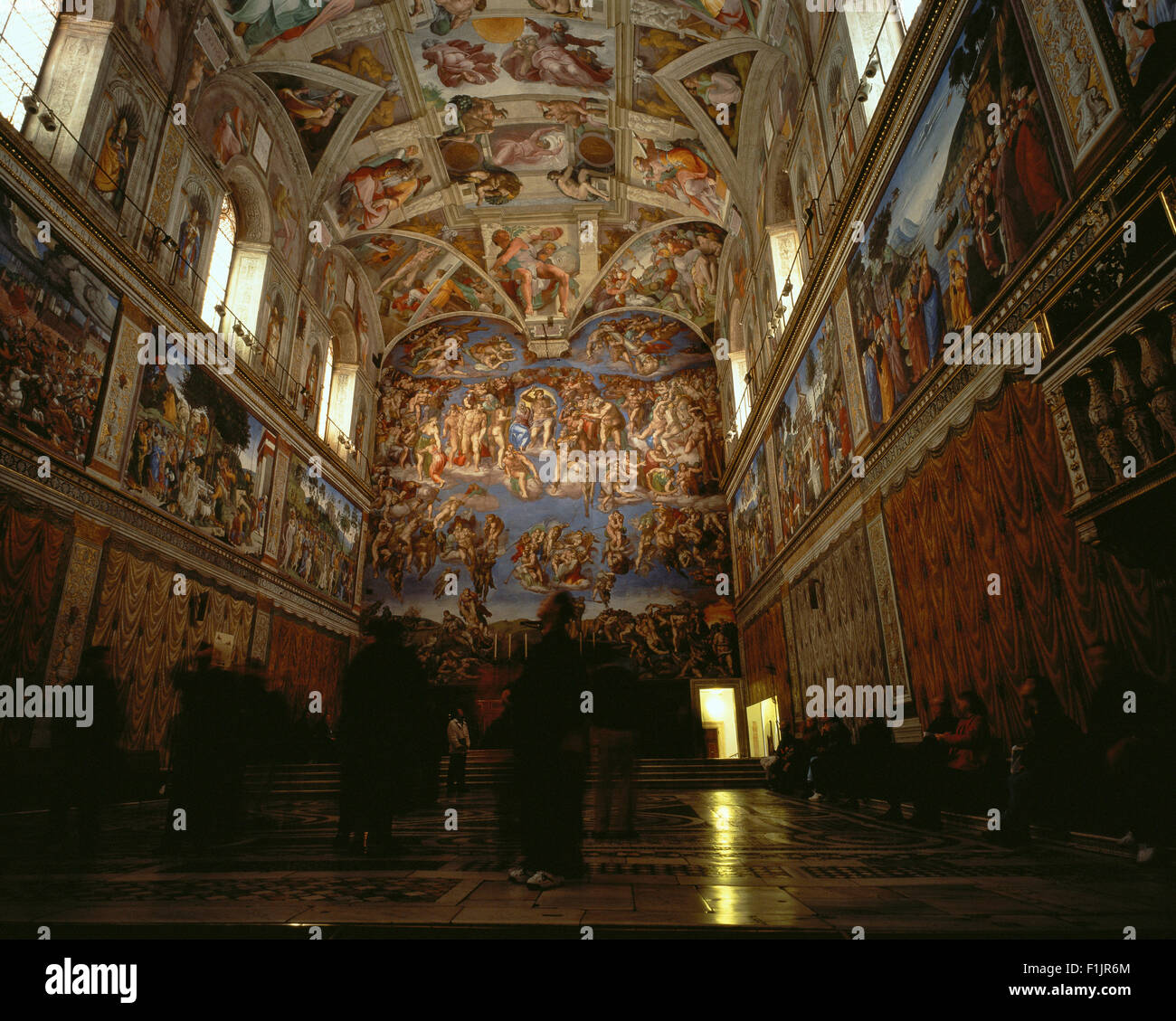 Le persone che visualizzano dipinti della Cappella Sistina, Roma, Italia Foto Stock