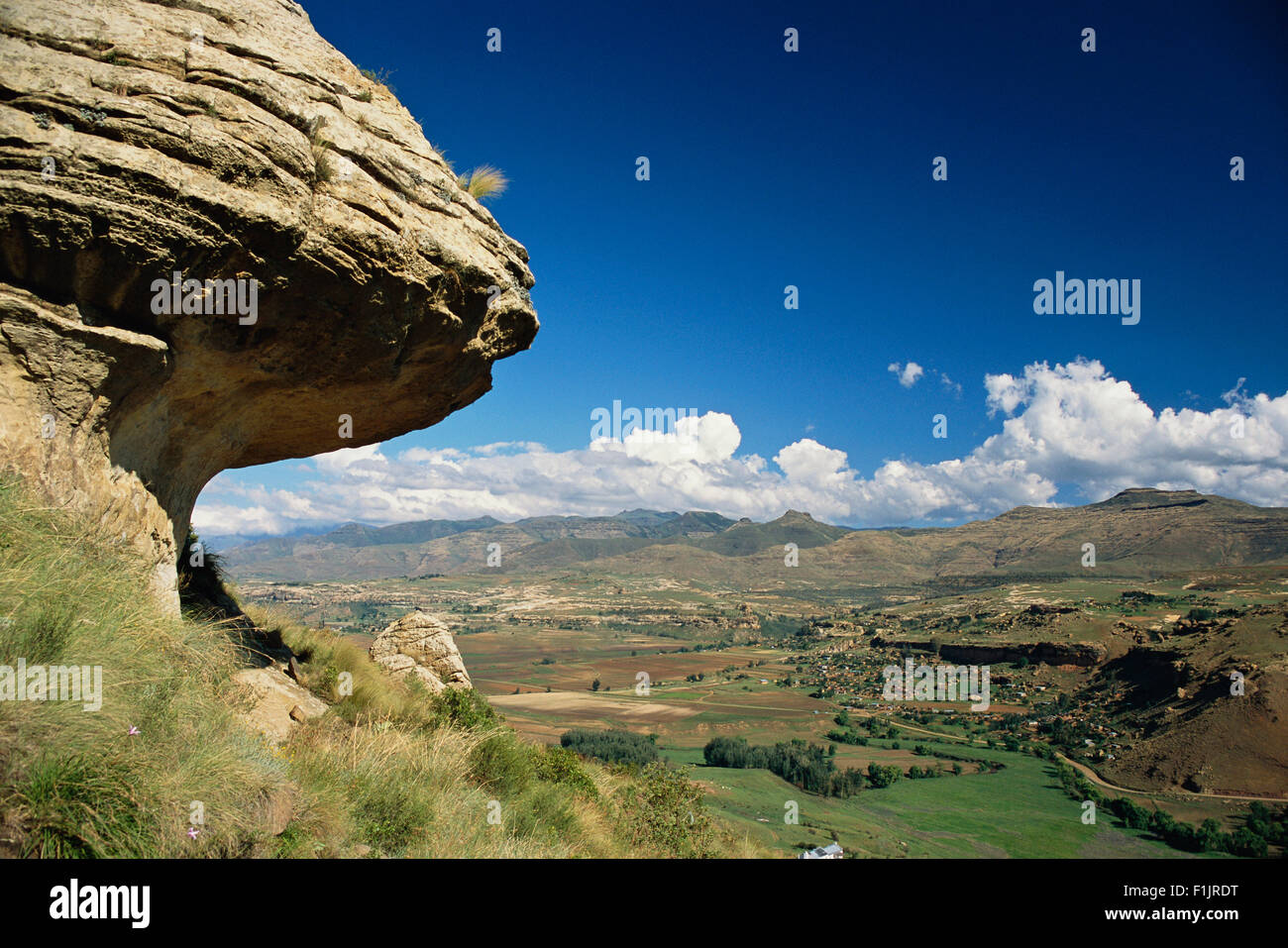 Rock e terreni agricoli, Clarens, Maluti Mountains, stato libero, Sud Africa Foto Stock