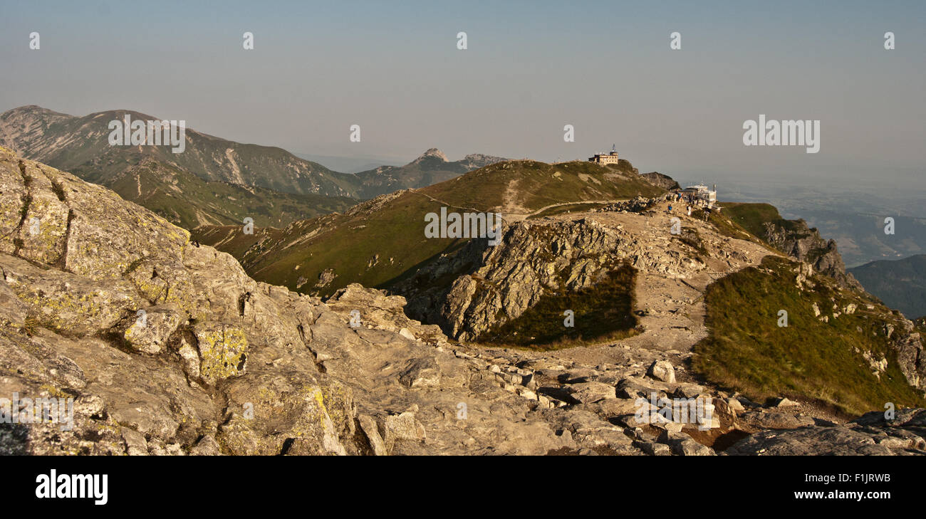 Vista di Kasprowy Wierch in Tatry montagne su mattinata estiva con cielo chiaro Foto Stock