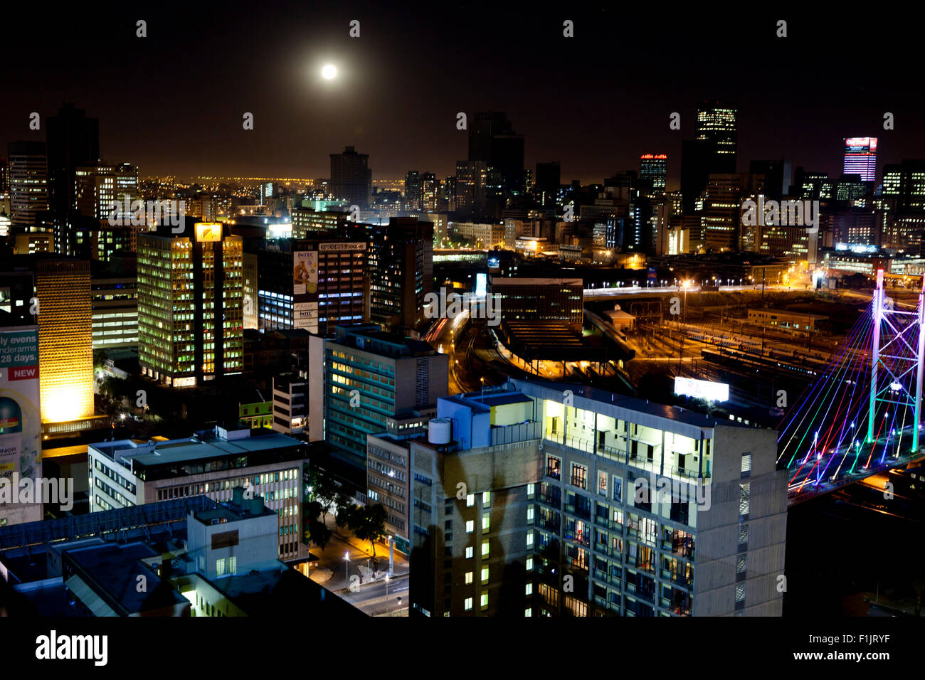 Night Shot di una scena cittadina Foto Stock