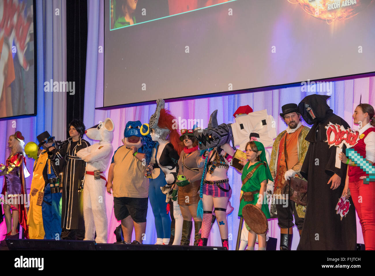 Vari giochi e personaggi dei cartoni animati sul palco di insonnia55 Ricoh Arena Coventry West Midlands, Regno Unito Foto Stock