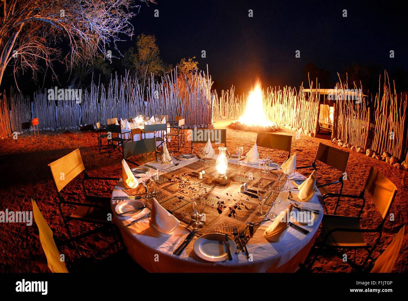 Bon fire e tavolo per la cena nel selvaggio, Namibia. Foto Stock