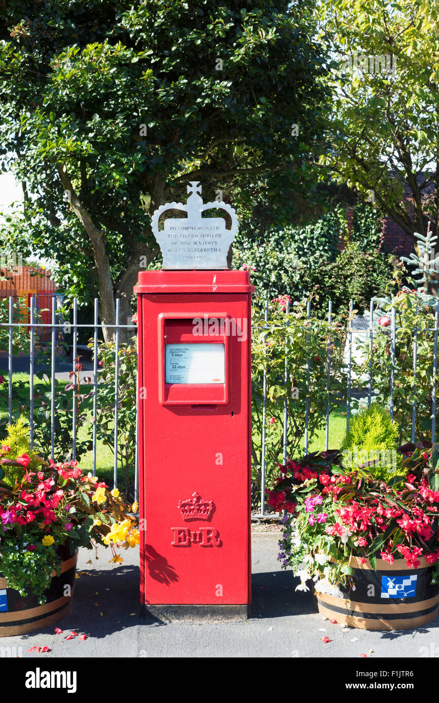 Insolito post box circondata da fiori, per commemorare il Giubileo d'argento della Regina Elisabetta II situato nella colorazione, Lancashire Foto Stock