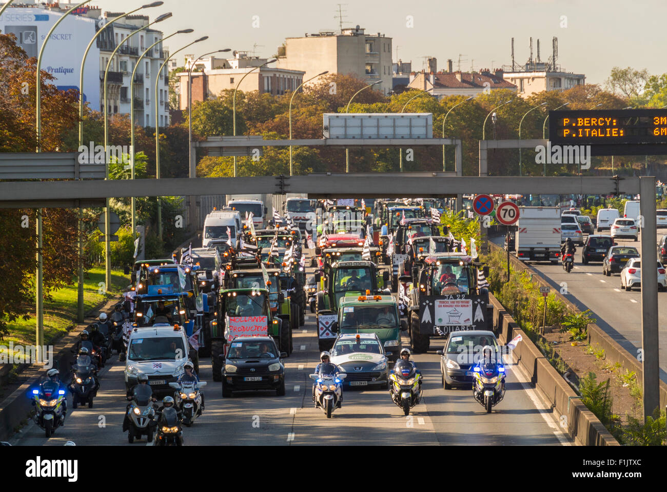 Parigi, Francia. High Angle, Crowd Angry French Farmers Demonstration with 1000's Tractors, Block Traffic Jam on Peripherique Ring Road Highway, paris Driving Foto Stock