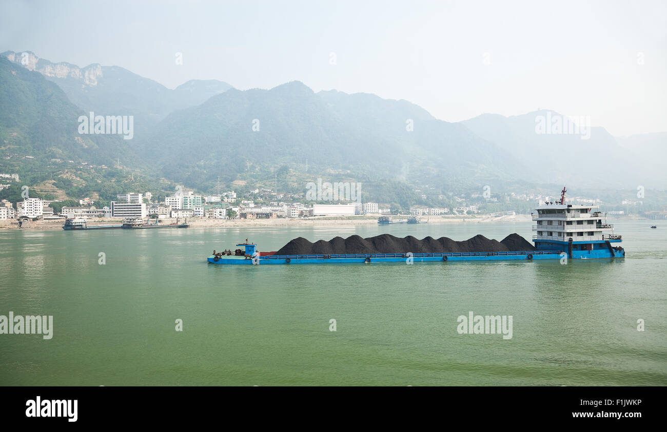 Carbone vela chiatta lungo il fiume Yangtze in Cina Foto Stock