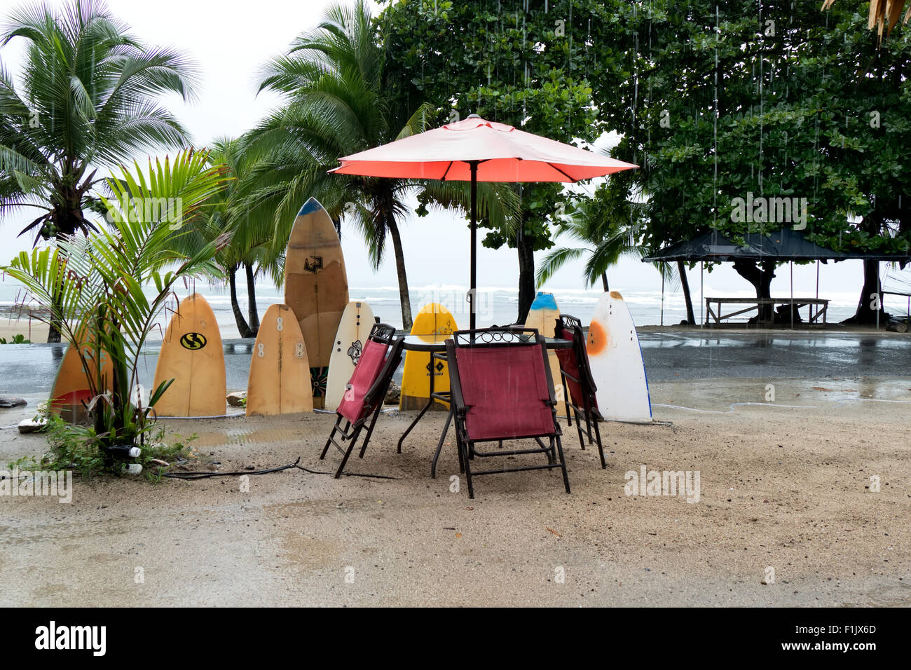 Tavole da surf nella barra durante il temporale, Puerto Viejo de Talamanca, Costa Rica. Sport, surf, beach, onde, oceano mare dei Caraibi Foto Stock