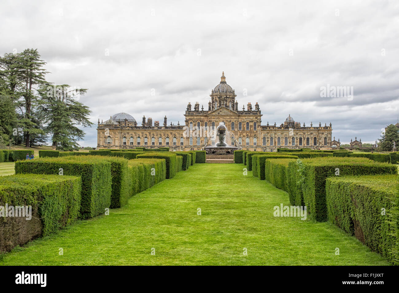 Fontana nella parte anteriore di Castle Howard nello Yorkshire, Regno Unito Foto Stock