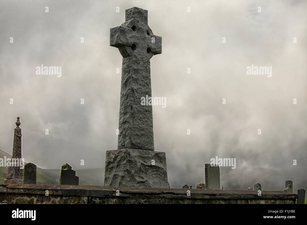 Flora MacDonald's grave al cimitero Kilmuir sull'Isola di Skye in Scozia nella nebbia Foto Stock