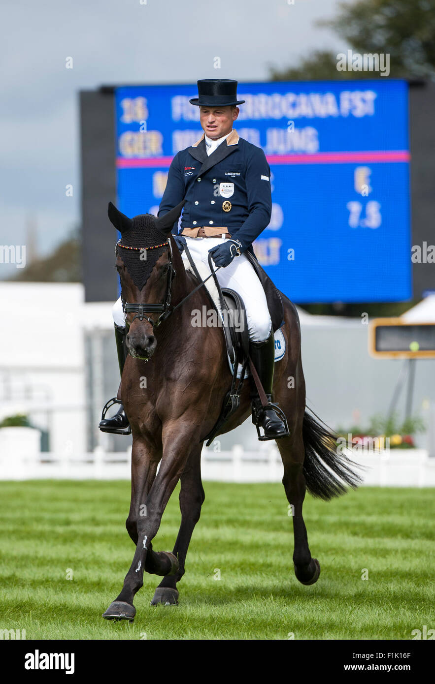 Stamford, Regno Unito. Il 3 settembre, 2015. Michael Jung (GER) e Fischerrocana FST [#16] durante la fase di dressage nel primo giorno della concorrenza. La Land Rover Burghley Horse Trials 2015 Credit: stephen Bartolomeo/Alamy Live News Foto Stock