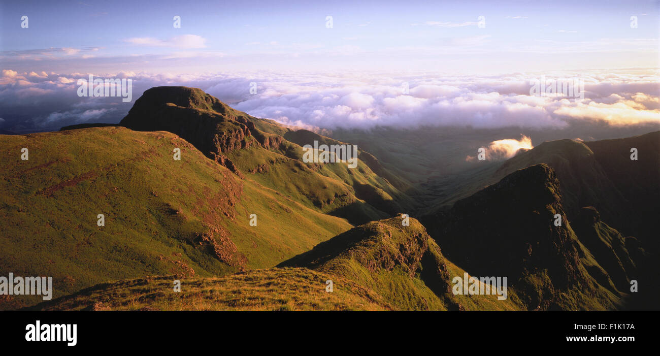 La gamma della montagna Cattedrale di picco, Drakensberg KwaZulu Natal, Sud Africa Foto Stock