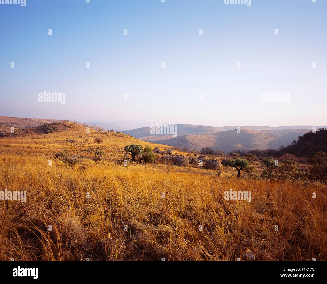 Zulu capanne sul set di un film KwaZulu Natal, Sud Africa Foto Stock