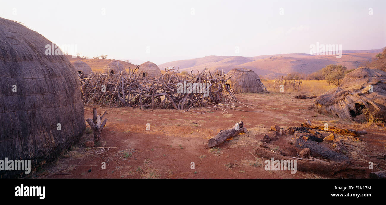 Zulu capanne sul set di un film, Zululand KwaZulu Natal, Sud Africa Foto Stock