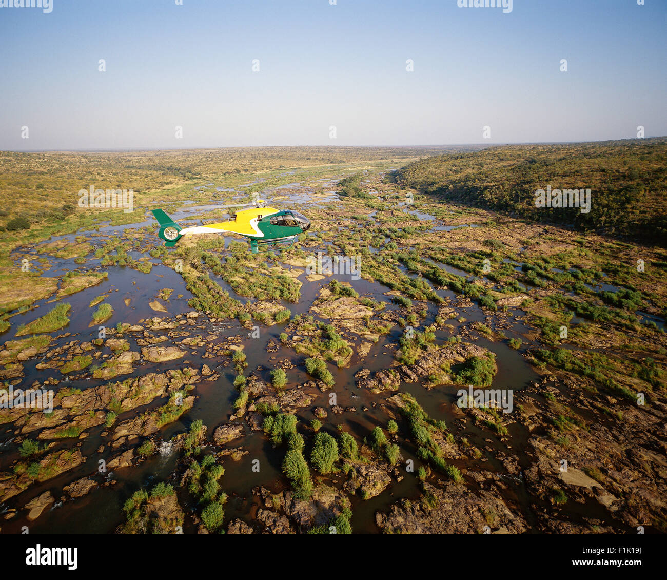 Elicottero sopra Sabie River Skukuza, Parco Nazionale di Kruger Mpumalanga, Sud Africa Foto Stock
